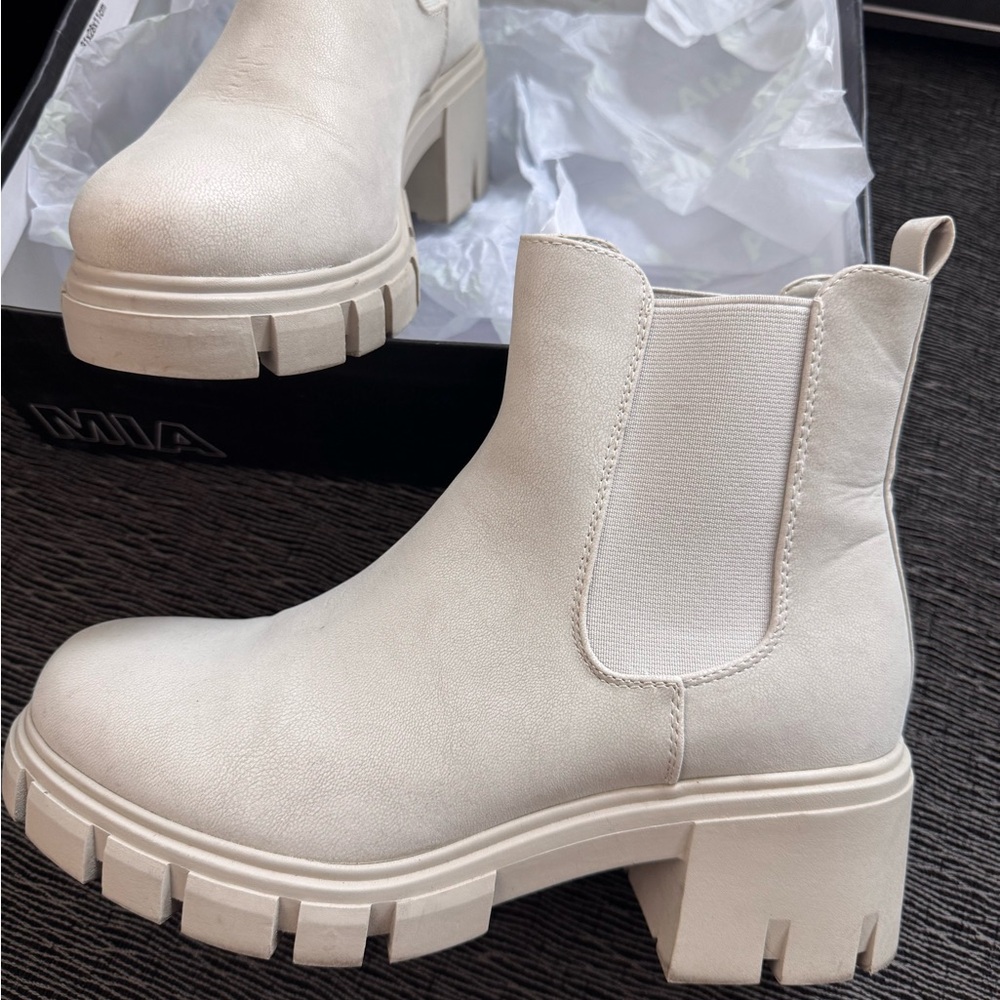 MIA Women's Cream Chunky Chelsea Boots